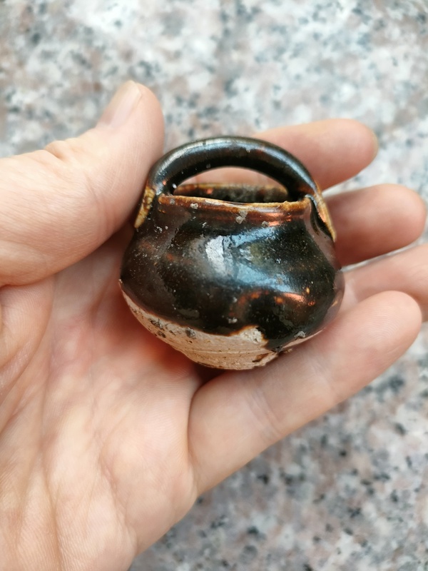 古玩轉(zhuǎn)賣(mài)唐五代定窯黑釉小提梁拍賣(mài)，當(dāng)前價(jià)格1588元