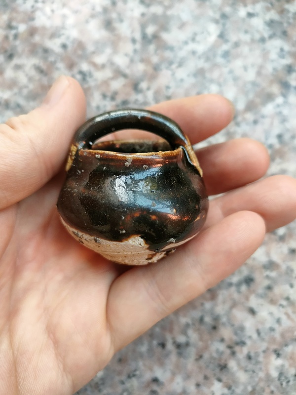 古玩陶瓷唐五代定窯黑釉小提梁拍賣，當(dāng)前價(jià)格600元