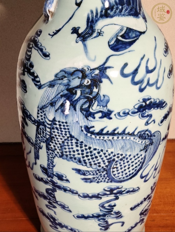 古玩陶瓷麒麟鳳紋豆青釉青花瓶真品鑒賞圖