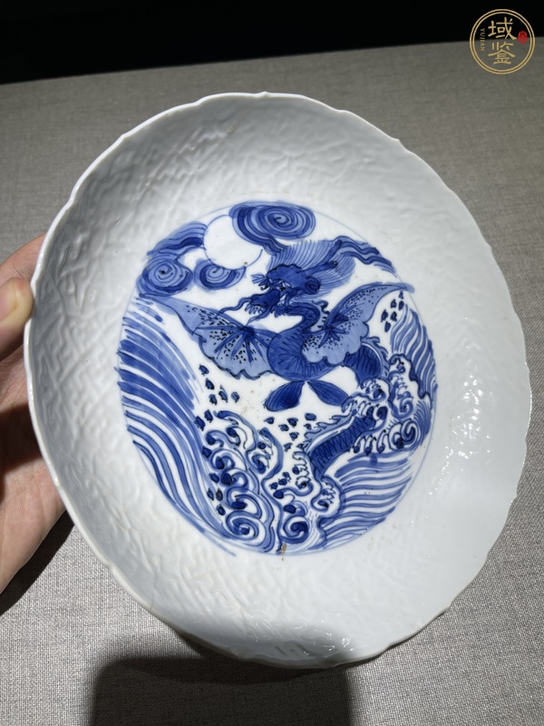 古玩陶瓷白釉暗刻青花龍紋臥盤真品鑒賞圖