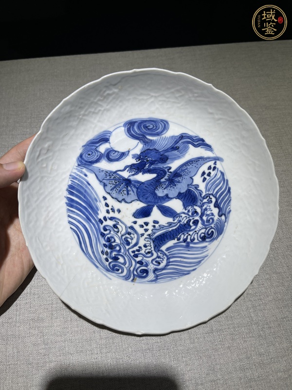 古玩陶瓷白釉暗刻青花龍紋臥盤真品鑒賞圖