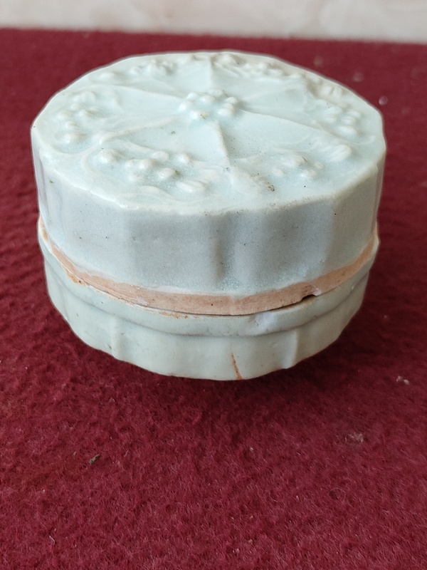 古玩陶瓷湖田窯青白釉花卉紋粉盒拍賣,當前價格4800元