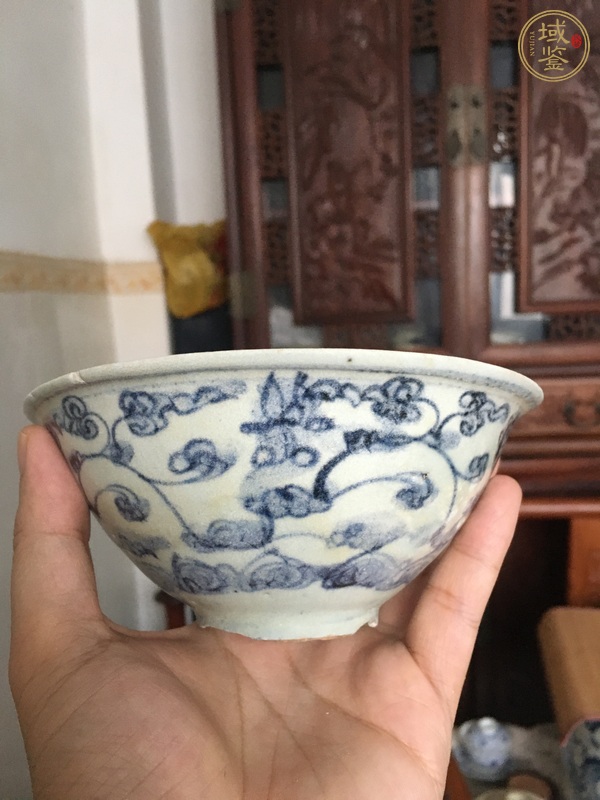 古玩陶瓷青花纏枝花卉紋茶碗真品鑒賞圖