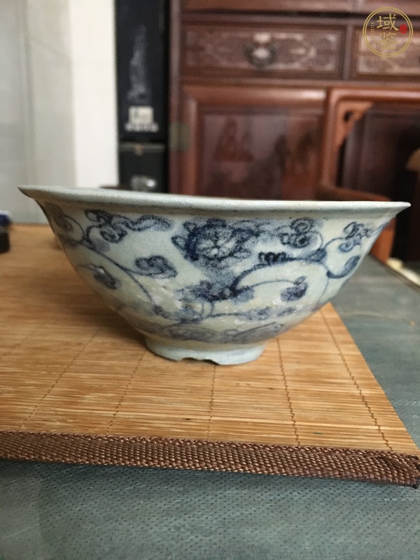 古玩陶瓷青花纏枝花卉紋茶碗真品鑒賞圖