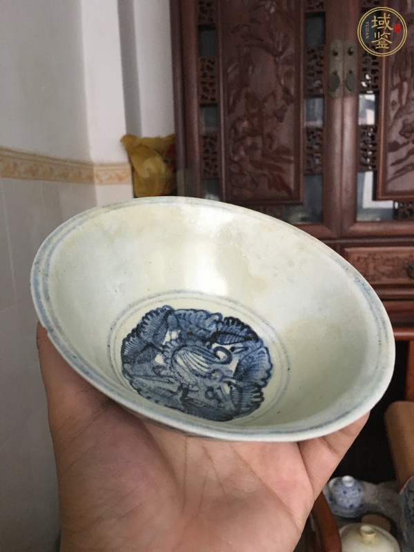 古玩陶瓷青花纏枝花卉紋茶碗真品鑒賞圖