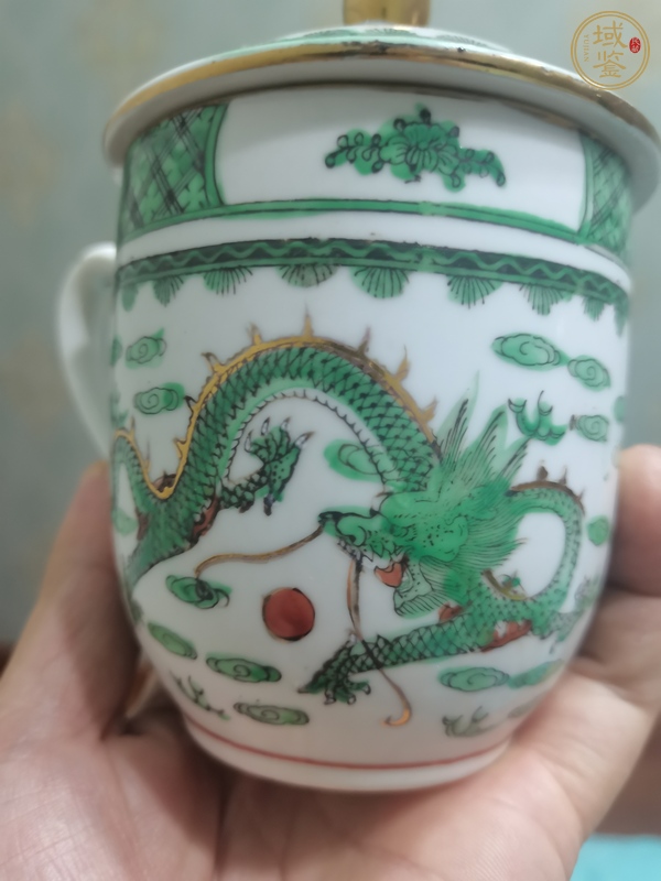 古玩陶瓷廣彩龍紋執(zhí)杯真品鑒賞圖