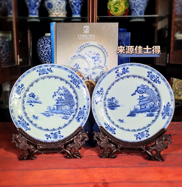 古玩轉(zhuǎn)賣(mài)【放漏撿漏佳士得精品一對(duì)】乾隆青花山水高士泛舟圖大盤(pán)盤(pán)拍賣(mài)，當(dāng)前價(jià)格20000元