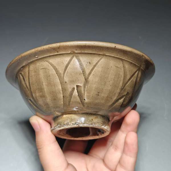 古玩陶瓷耀州窯姜黃釉蓮瓣紋茶盞拍賣,當(dāng)前價格1000元
