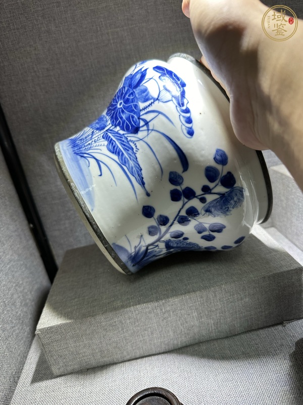 古玩陶瓷清中晚期 青花荷花缸真品鑒賞圖