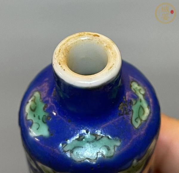 古玩陶瓷咸豐粉彩龍虎紋鼻煙壺真品鑒賞圖