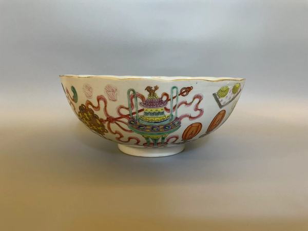 古玩陶瓷道光粉彩百寶圖花口碗拍賣,當前價格16800元