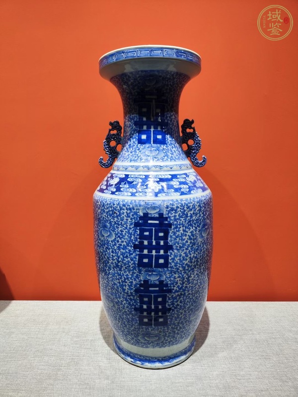 古玩陶瓷青花淡描花卉紋喜字盤口瓶真品鑒賞圖