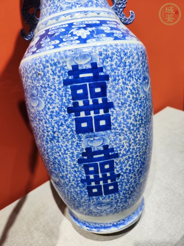 古玩陶瓷青花淡描花卉紋喜字盤口瓶真品鑒賞圖