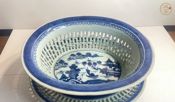 古玩陶瓷樓臺(tái)亭閣山水紋青花鏤空果盤真品鑒賞圖
