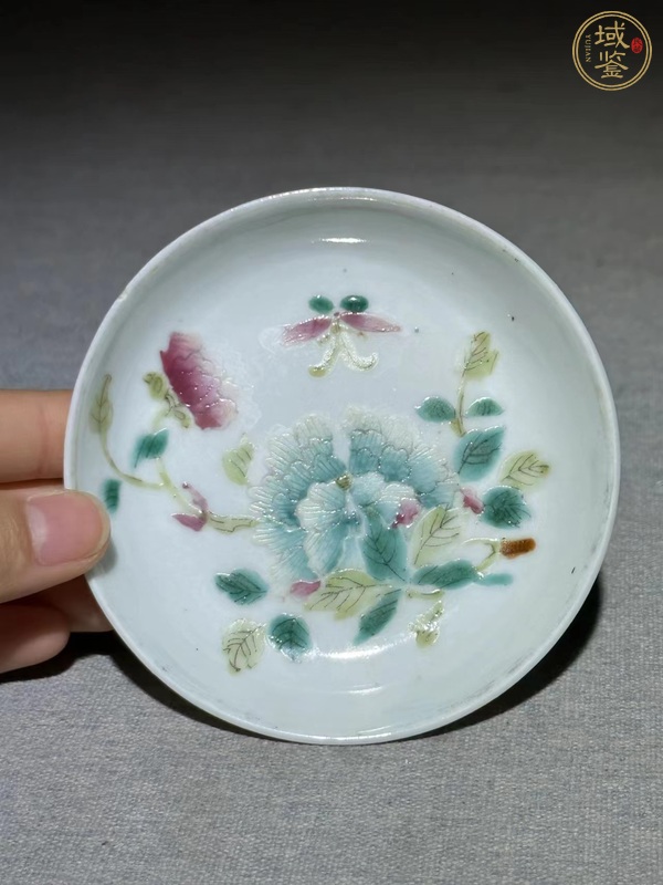 古玩陶瓷花蝶紋粉彩盤真品鑒賞圖