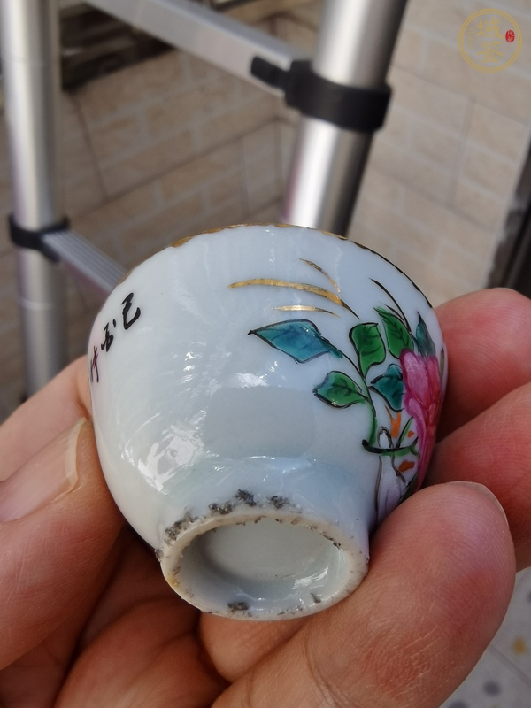 古玩陶瓷花卉紋杯真品鑒賞圖