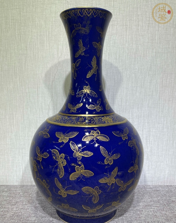 古玩陶瓷藍(lán)釉描金蝶紋賞瓶真品鑒賞圖