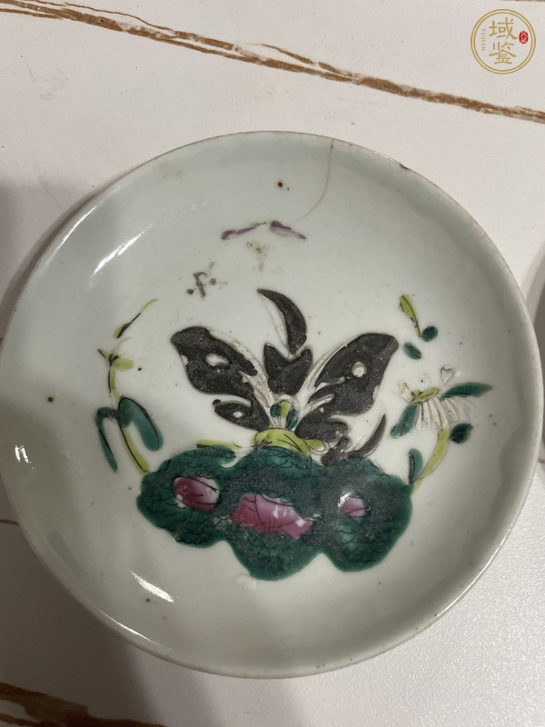 古玩陶瓷花蝶紋粉彩盤真品鑒賞圖