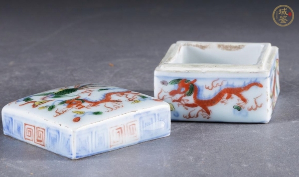 古玩陶瓷青花五彩龍鳳紋四方蓋盒真品鑒賞圖