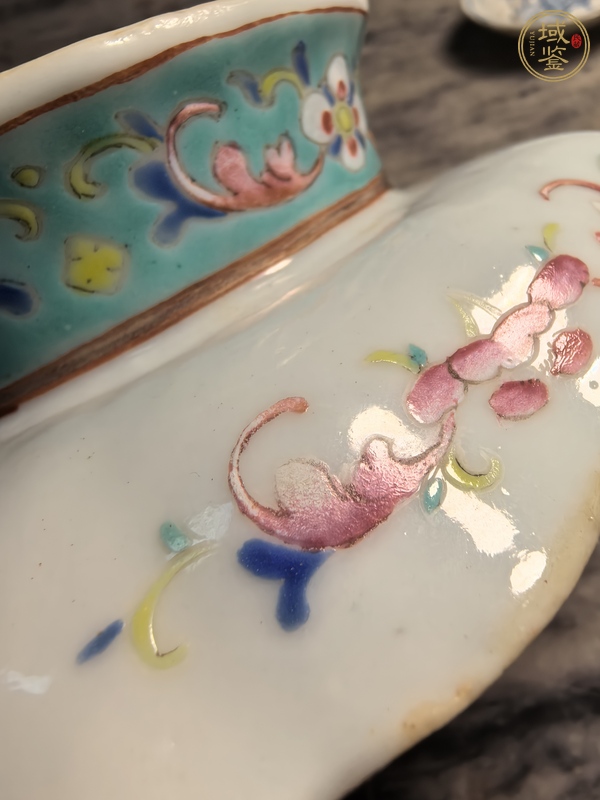 古玩陶瓷蓮池游禽紋粉彩盤真品鑒賞圖