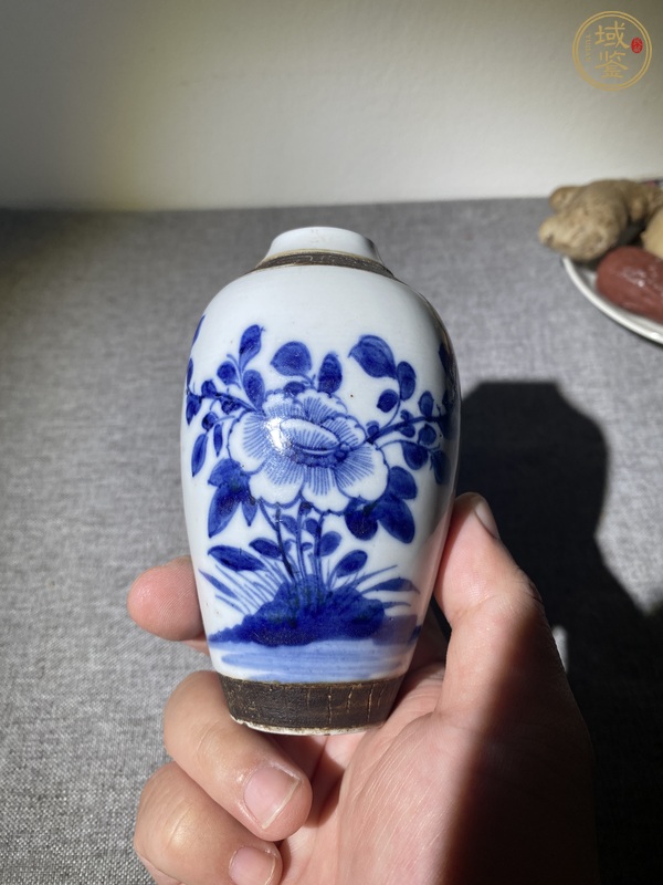 古玩陶瓷乾隆鐵骨泥青花花卉瓶真品鑒賞圖