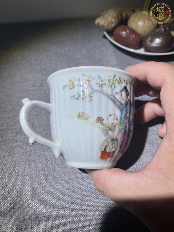 古玩陶瓷同治瓜棱細(xì)路粉彩人物把杯真品鑒賞圖