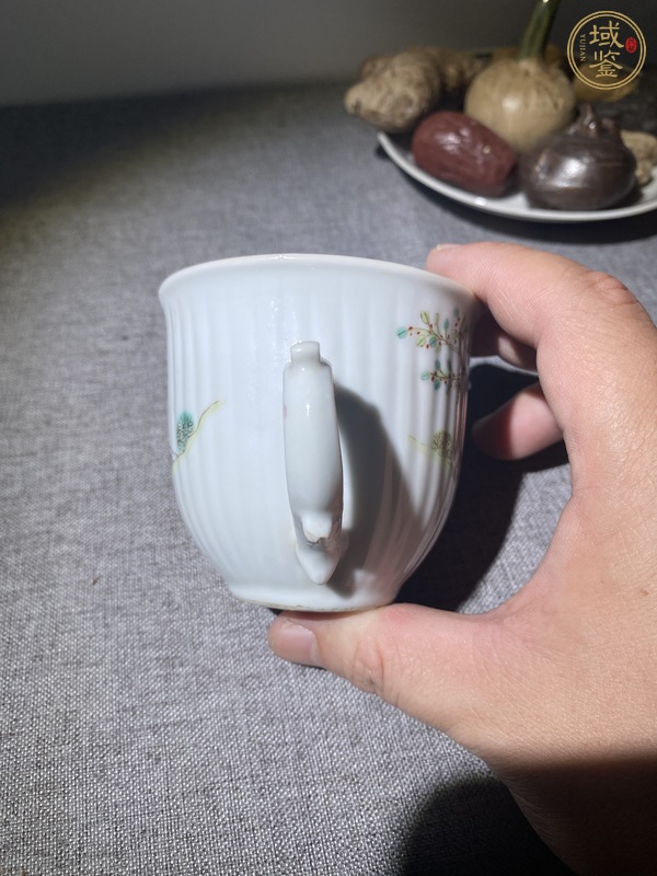 古玩陶瓷同治瓜棱細(xì)路粉彩人物把杯真品鑒賞圖