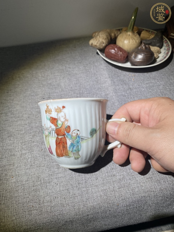 古玩陶瓷同治瓜棱細(xì)路粉彩人物把杯真品鑒賞圖