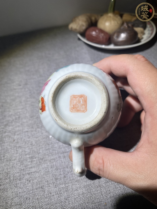 古玩陶瓷同治瓜棱細(xì)路粉彩人物把杯真品鑒賞圖