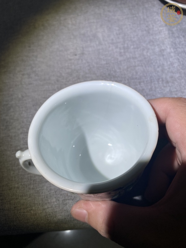 古玩陶瓷同治瓜棱細(xì)路粉彩人物把杯真品鑒賞圖