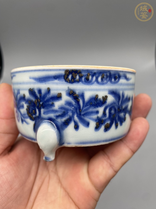 古玩陶瓷青花花卉紋三足爐真品鑒賞圖