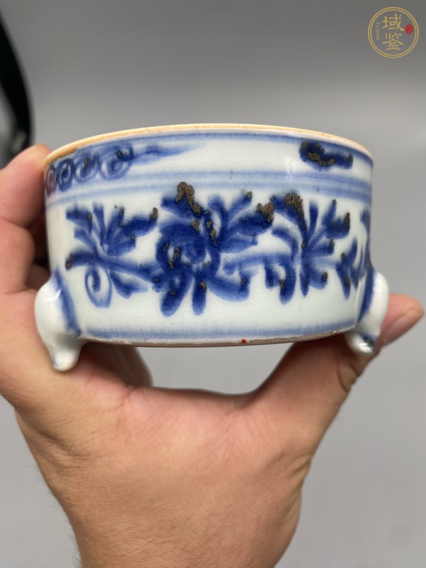 古玩陶瓷青花花卉紋三足爐真品鑒賞圖