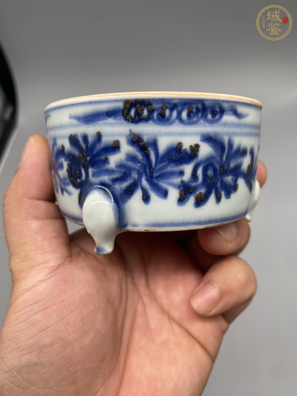 古玩陶瓷青花花卉紋三足爐真品鑒賞圖