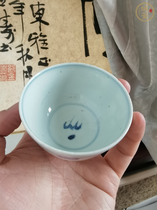 古玩陶瓷摩羯龍紋青花杯真品鑒賞圖