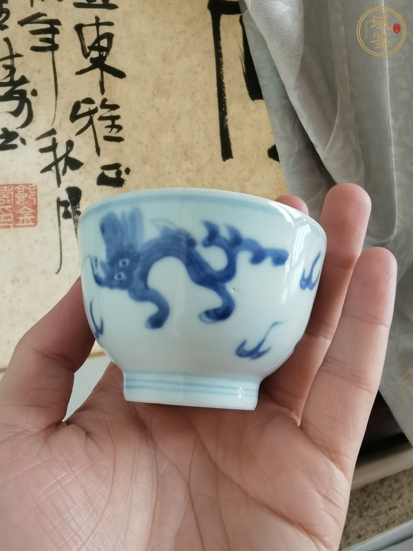 古玩陶瓷摩羯龍紋青花杯真品鑒賞圖