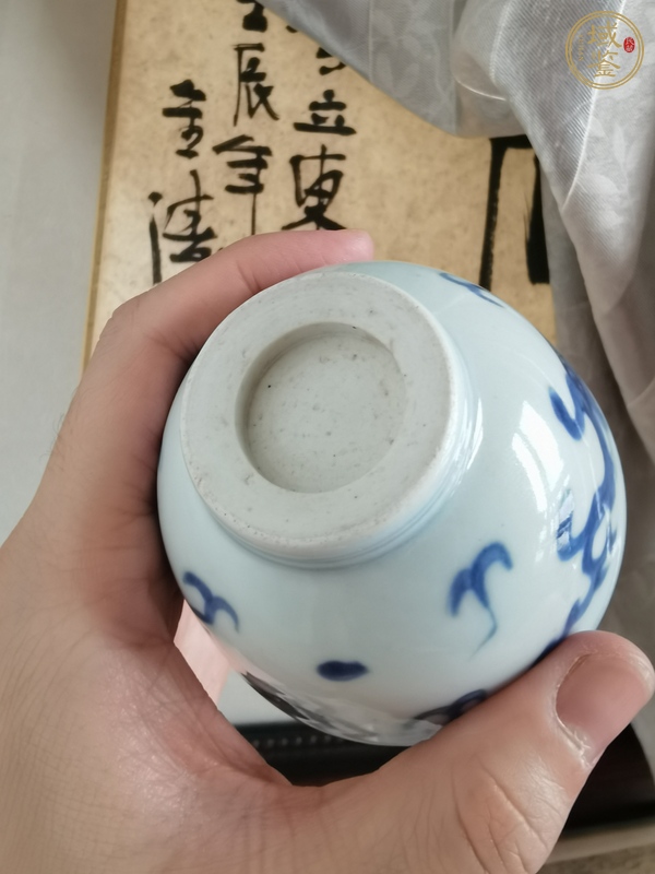 古玩陶瓷摩羯龍紋青花杯真品鑒賞圖