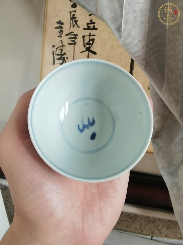 古玩陶瓷摩羯龍紋青花杯真品鑒賞圖