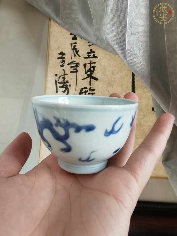 古玩陶瓷摩羯龍紋青花杯真品鑒賞圖