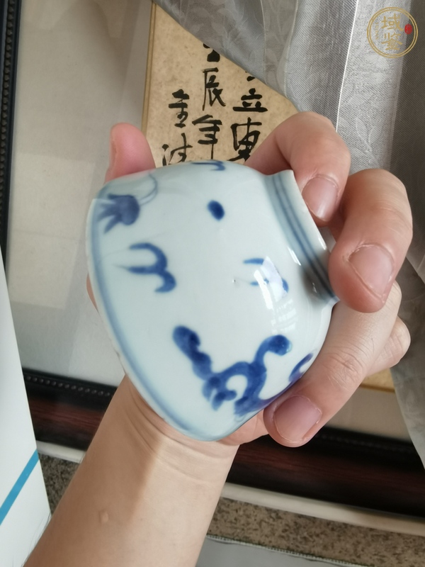 古玩陶瓷摩羯龍紋青花杯真品鑒賞圖