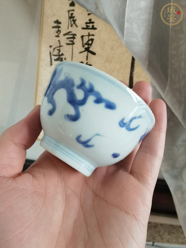 古玩陶瓷摩羯龍紋青花杯真品鑒賞圖