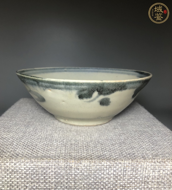 古玩陶瓷青花花卉紋茶碗真品鑒賞圖