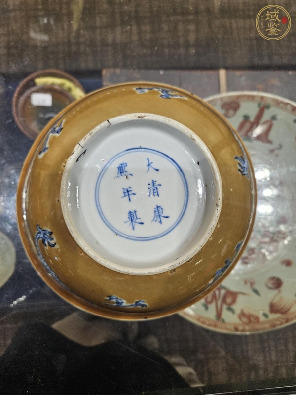 古玩陶瓷米黃釉青花云龍紋茶碗真品鑒賞圖