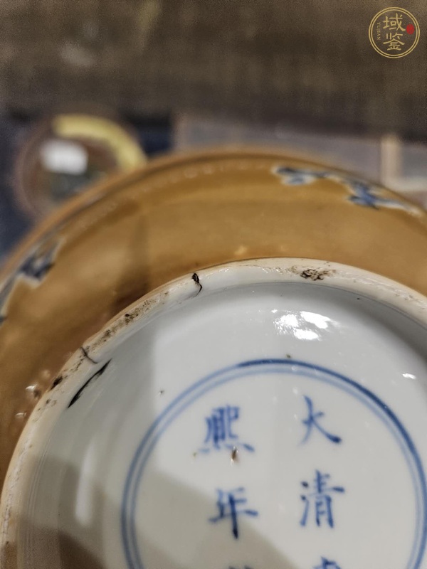 古玩陶瓷米黃釉青花云龍紋茶碗真品鑒賞圖