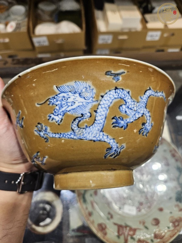 古玩陶瓷米黃釉青花云龍紋茶碗真品鑒賞圖