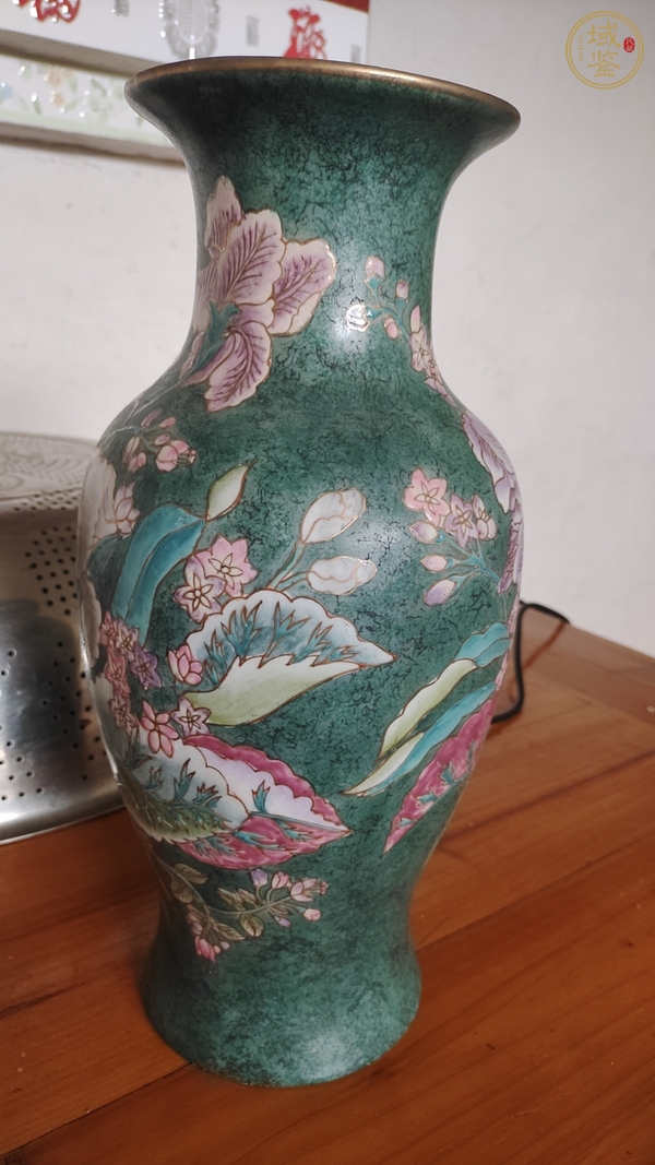 古玩陶瓷創(chuàng)匯期松石綠釉底花卉紋花瓶真品鑒賞圖