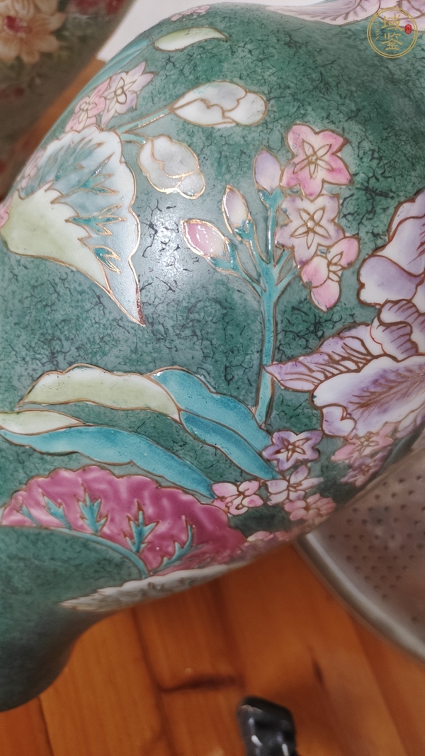 古玩陶瓷創(chuàng)匯期松石綠釉底花卉紋花瓶真品鑒賞圖