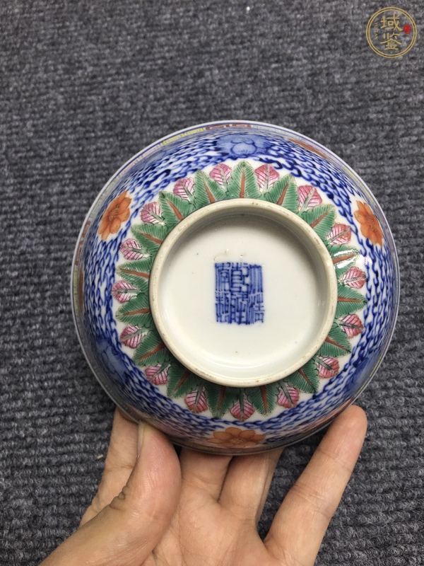 古玩陶瓷青花加彩落花流水圖茶碗真品鑒賞圖