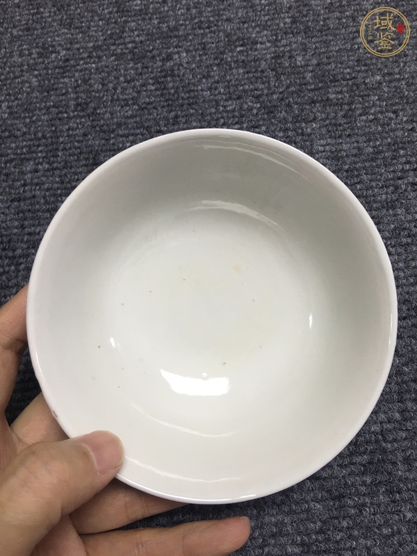 古玩陶瓷青花加彩落花流水圖茶碗真品鑒賞圖