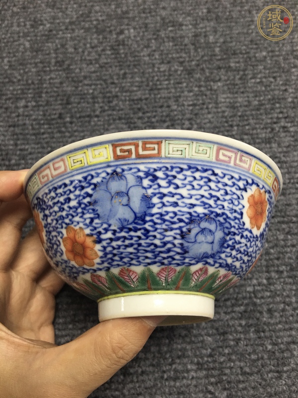 古玩陶瓷青花加彩落花流水圖茶碗真品鑒賞圖