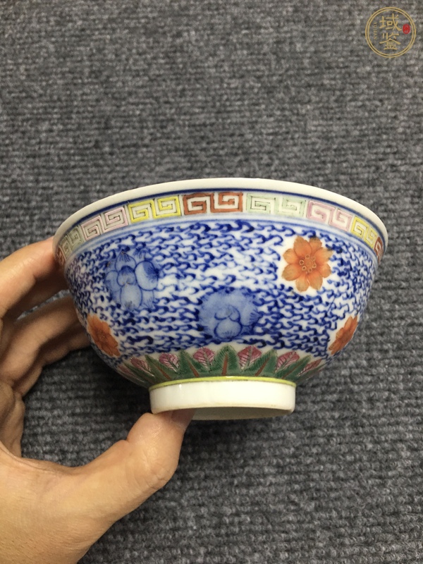 古玩陶瓷青花加彩落花流水圖茶碗真品鑒賞圖
